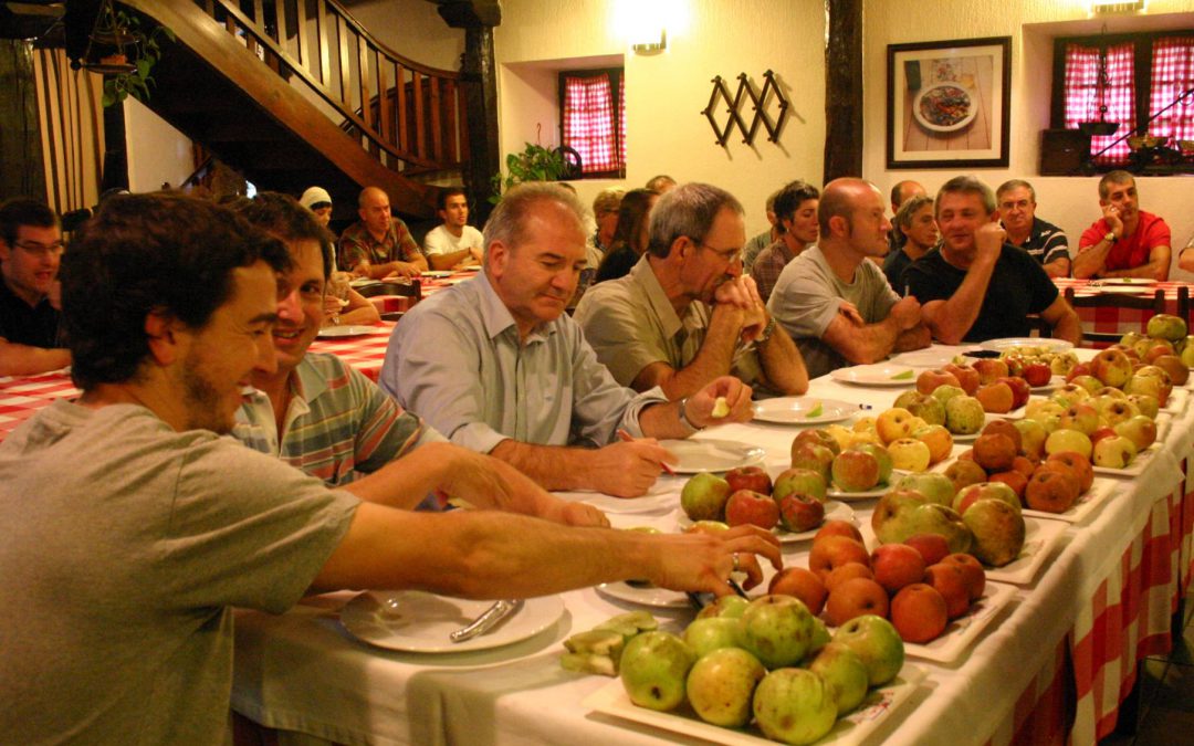 Cata comentada de diversas variedades de manzanas en el Restaurante Roxario.