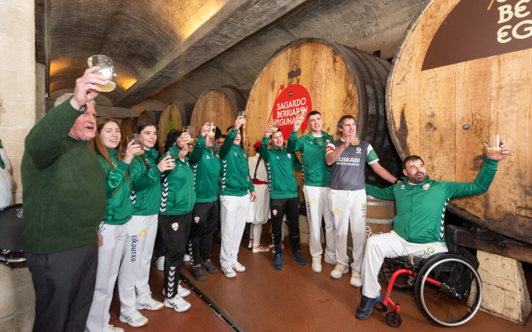 Euskal Pilota Selekzioa abre la temporada del txotx 2026 en el Sagardo Berriaren Eguna